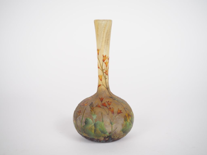 DAUM à Nancy. Vase soliflore à base pansue en verre multicouche à déco