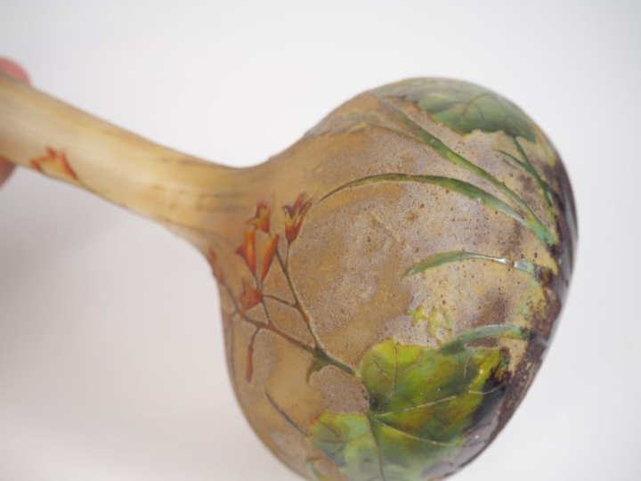 DAUM à Nancy. Vase soliflore à base pansue en verre multicouche à déco