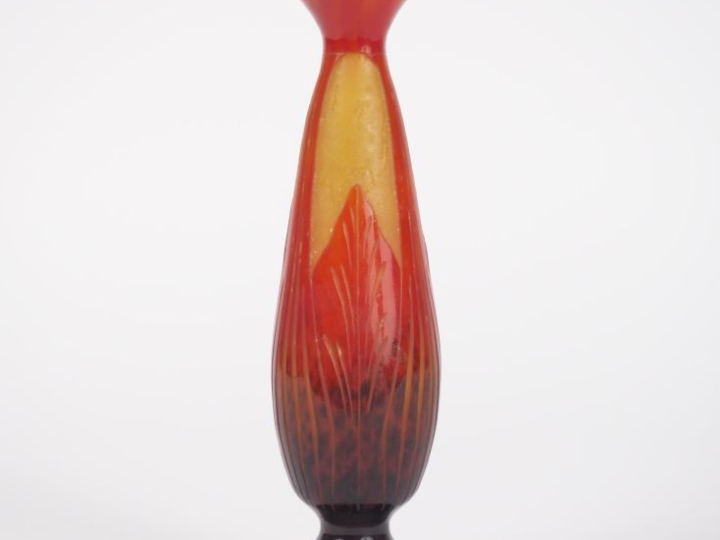 LE VERRE FRANCAIS. Vase "feuilles de tabac" en verre poudré jaune doub