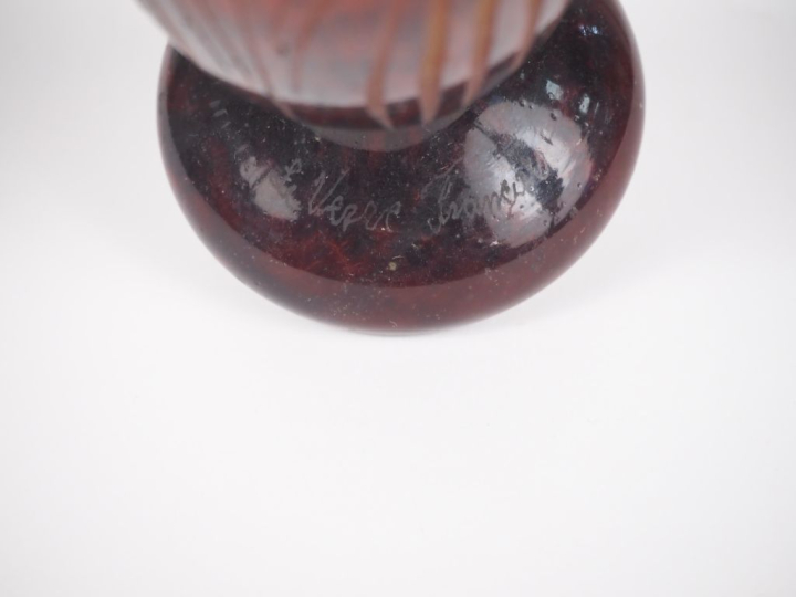 LE VERRE FRANCAIS. Vase "feuilles de tabac" en verre poudré jaune doub