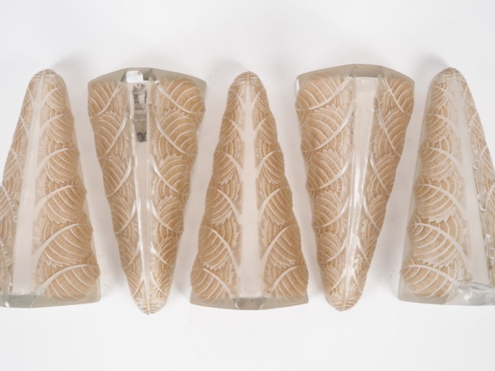 R. LALIQUE. Suite de 5 appliques modèle "noisetier" en verre blanc mou