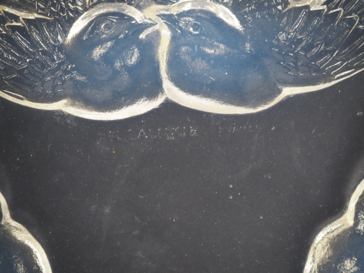 R. LALIQUE. Coupe "NONNETTES" en verre opalescent moulé-pressé. Signée