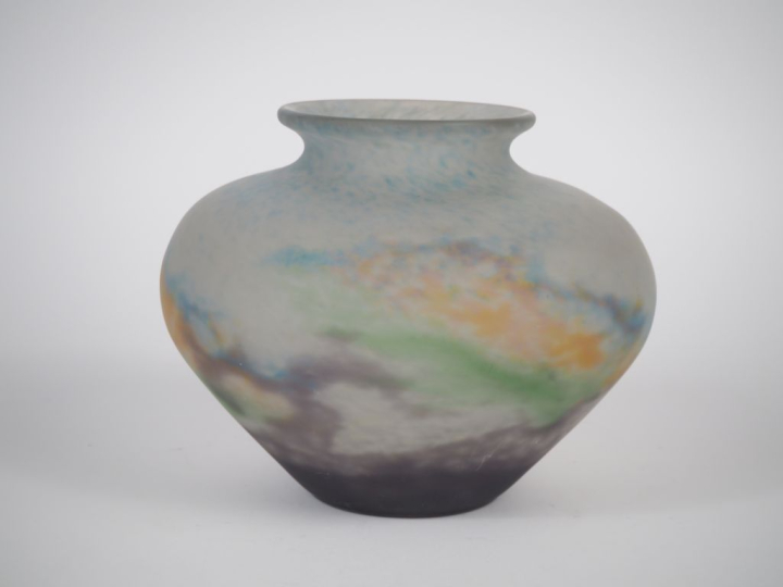 MULLER Frères à Lunéville. Vase en verre moucheté. H. 20 cm.