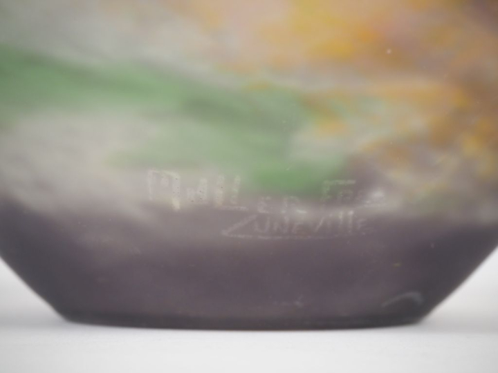 MULLER Frères à Lunéville. Vase en verre moucheté. H. 20 cm.