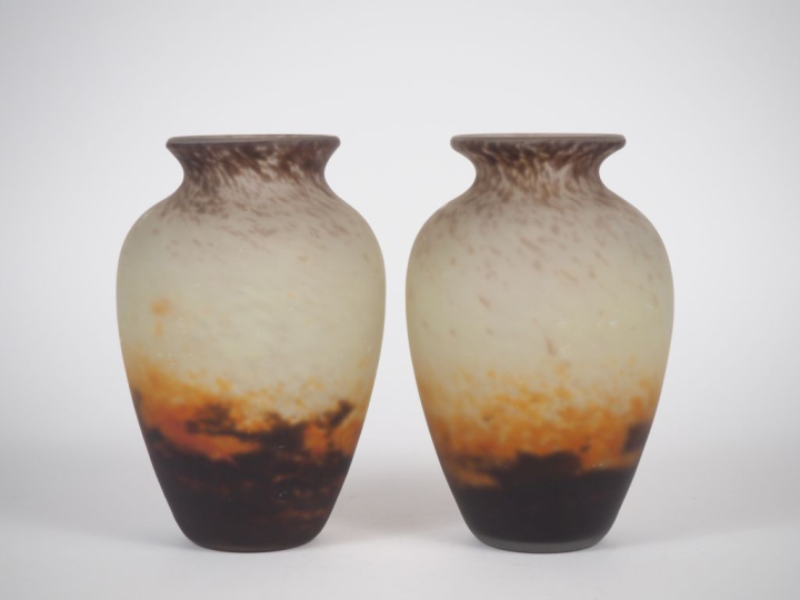 MULLER Frères à Lunéville. Paire de vases en verre moucheté. Signée. H