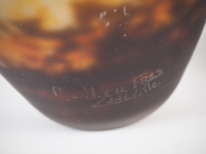 MULLER Frères à Lunéville. Paire de vases en verre moucheté. Signée. H