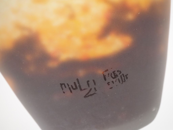 MULLER Frères à Lunéville. Paire de vases en verre moucheté. Signée. H