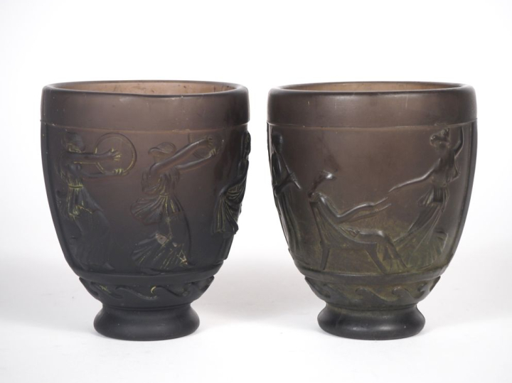 Georges DEFEURE. Paire de vases en verre à décor dans des réserves de 