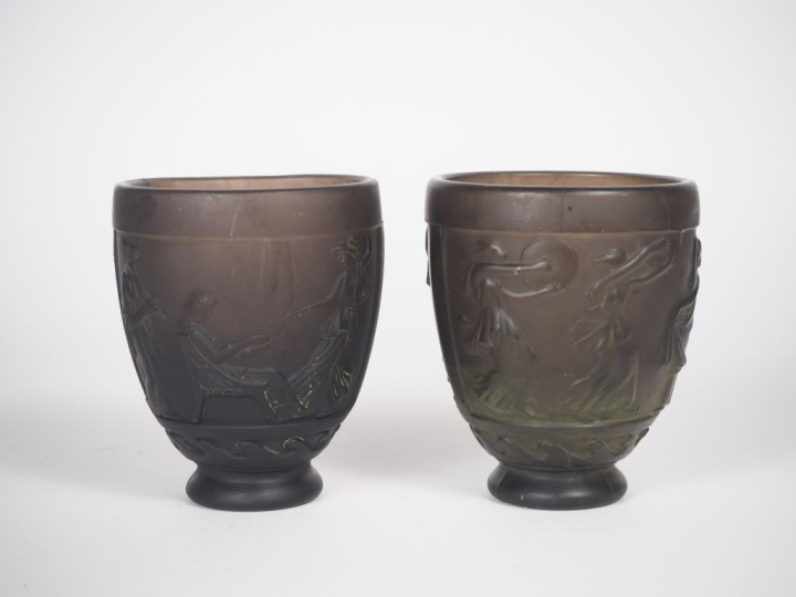 Georges DEFEURE. Paire de vases en verre à décor dans des réserves de 