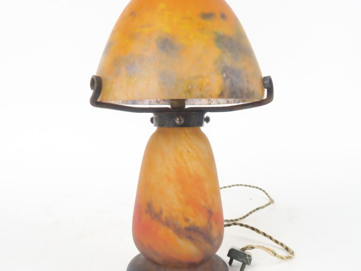 CROISMARE. Lampe en verre moucheté bleu, rouge-orangé et jaune. Signée