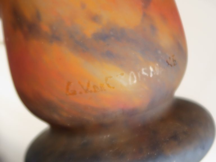 CROISMARE. Lampe en verre moucheté bleu, rouge-orangé et jaune. Signée
