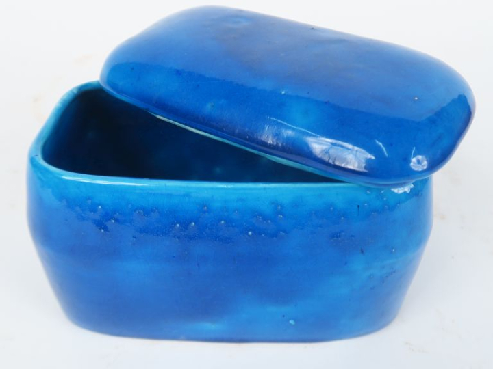 LACHENAL. Boîte couverte en céramique craquelée bleue. Signée. Dim. 11