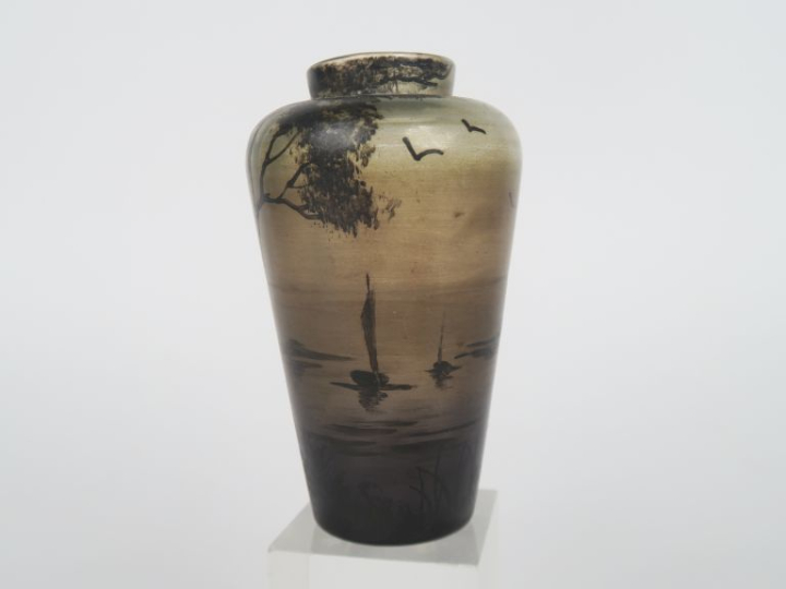 PEYNAUD à Bordeaux. Vase miniature en verre peint à décor d'un paysage