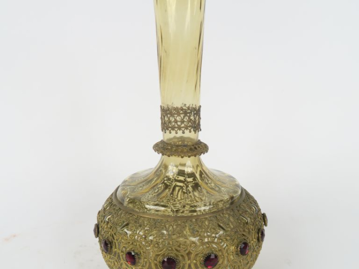 Vase 1900 en verre vert de style persan, gainé de laiton à décor de ri