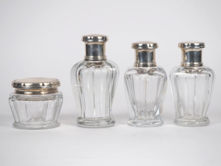 BACCARAT. Garniture de toilette en cristal et argent 925  comprenant 4