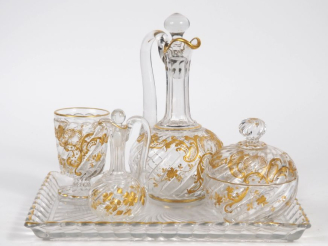 Vente aux enchères BACCARAT. Service de nuit en cristal à décor émaillé doré de rinceaux 