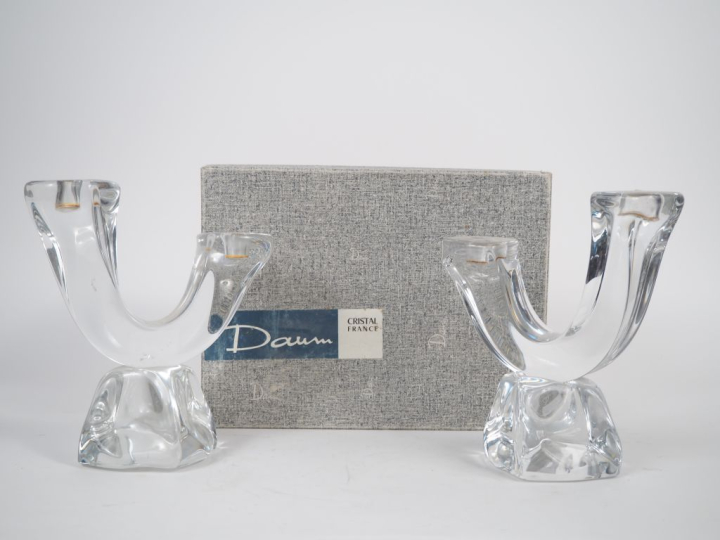 DAUM France. Paire de bougeoirs doubles en cristal. Signés. H. 24,5 cm