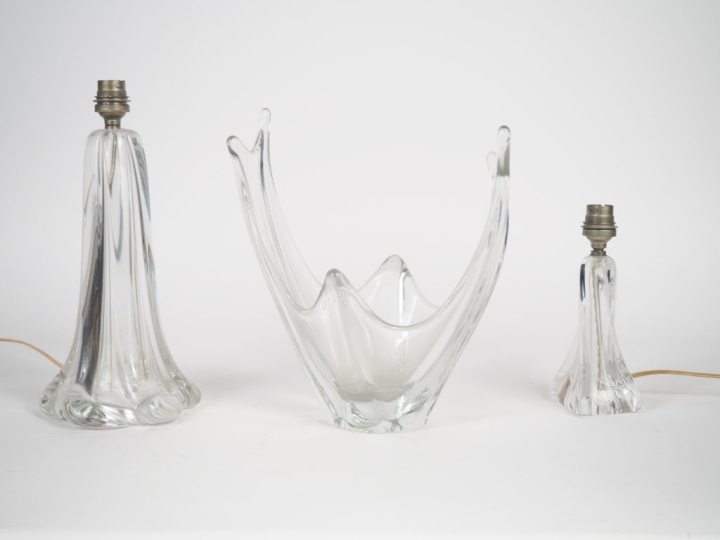 DAUM France. Deux lampes et une coupe en cristal. Signées. H. (lampes)