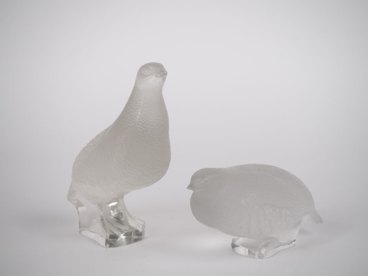 LALIQUE France. "Perdrix debout" et "Perdrix couchée" 2 presse-papiers
