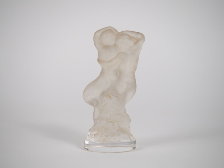LALIQUE France. "Faune et nymphes". Sujet en verre blanc moulé-pressé.