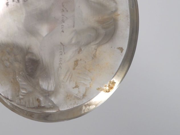 LALIQUE France. "Faune et nymphes". Sujet en verre blanc moulé-pressé.