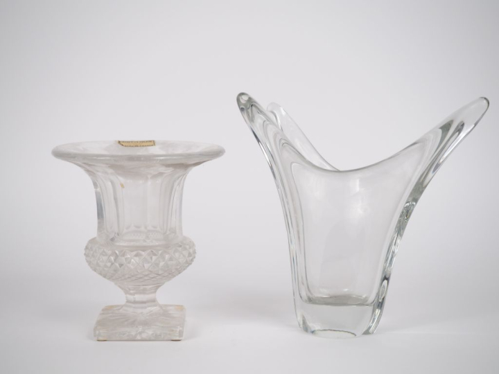 SAINT LOUIS. Vase de forme "Médicis" en cristal taillé. Signé.  H. 19 