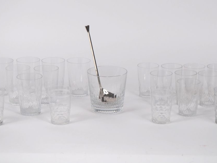 BACCARAT. Partie de service à Whisky en cristal comprenant 1 flacon et