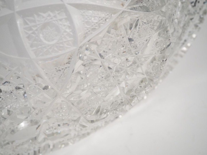 Coupe en cristal taillé à décor de fleurs stylisées. Dim. 6 x 36 x 27 