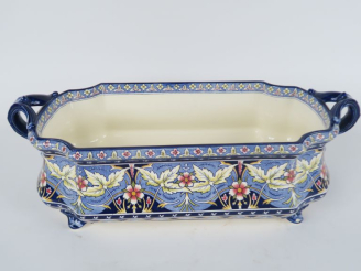 Vente aux enchères SARREGUEMINES. Jardinière en faïence à décor polychrome de fleurs et d