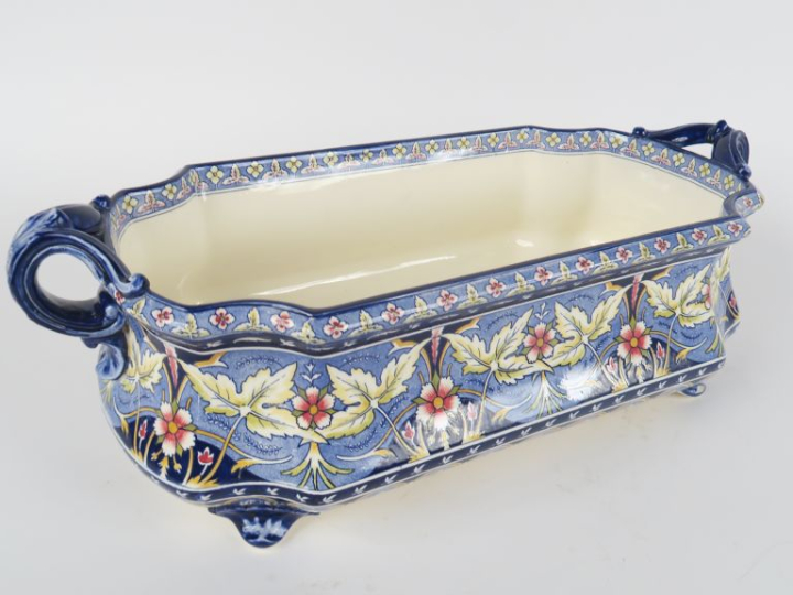 SARREGUEMINES. Jardinière en faïence à décor polychrome de fleurs et d