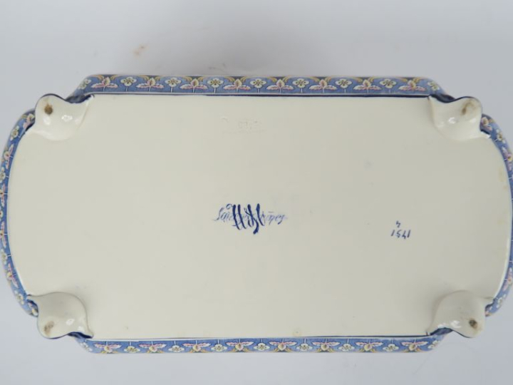 SARREGUEMINES. Jardinière en faïence à décor polychrome de fleurs et d