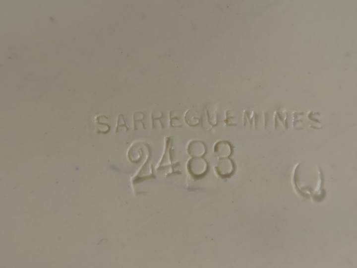 SARREGUEMINES. Jardinière en faïence à décor polychrome de fleurs et d