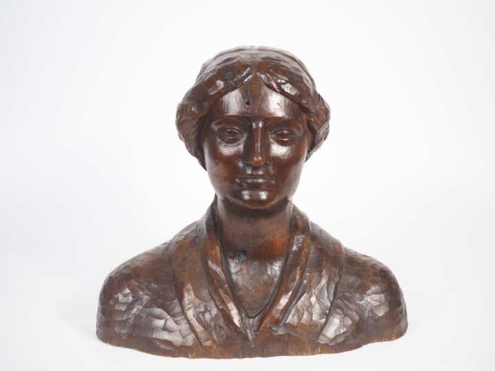Ecole française début Xxème. "Paysanne au fichu". Sculpture en bois. S