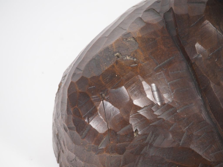 Ecole française début Xxème. "Paysanne au fichu". Sculpture en bois. S