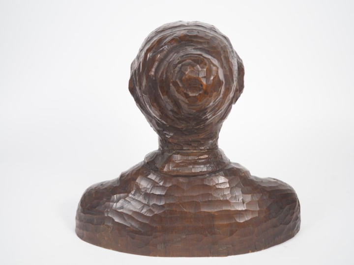 Ecole française début Xxème. "Paysanne au fichu". Sculpture en bois. S