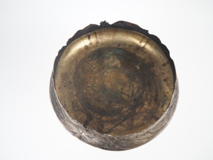 Coupe Art Nouveau en métal argenté à décor de fleurs et de feuillages 