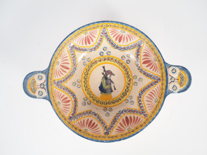 HENRIOT à Quimper. Coupe à anses en faïence polychrome à décor dans un