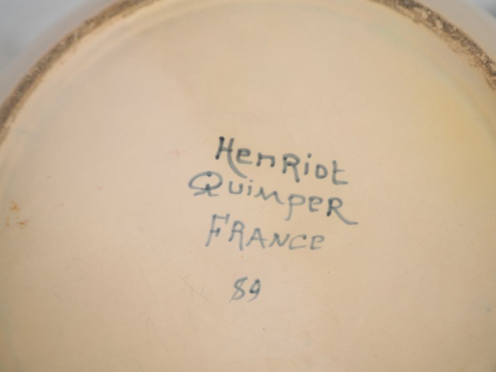 HENRIOT à Quimper. Coupe à anses en faïence polychrome à décor dans un