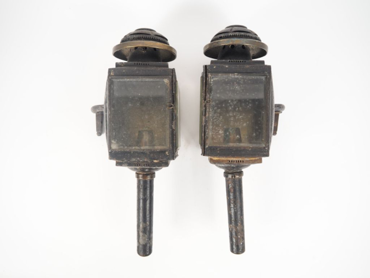 Paire de lanternes en tôle et verre. H. 50 cm.