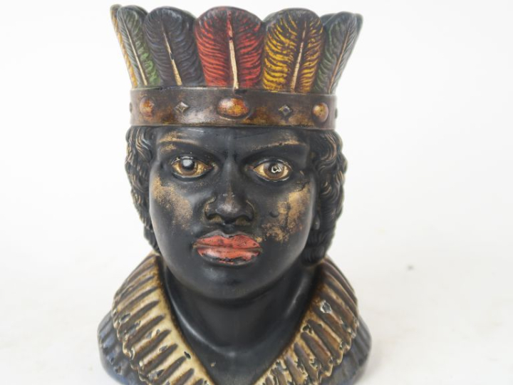 Pot à tabac 1900 en stuc polychrome figurant un maure. H. 19 cm. (Couv