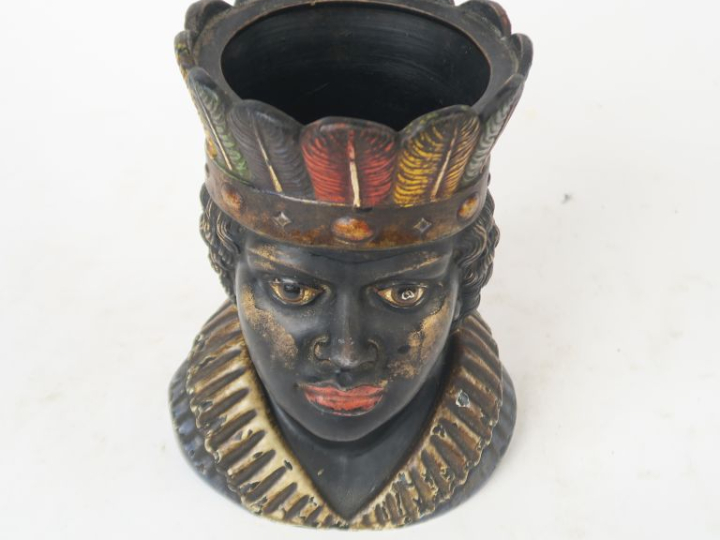 Pot à tabac 1900 en stuc polychrome figurant un maure. H. 19 cm. (Couv