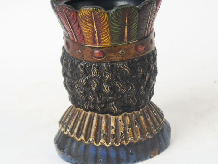 Pot à tabac 1900 en stuc polychrome figurant un maure. H. 19 cm. (Couv