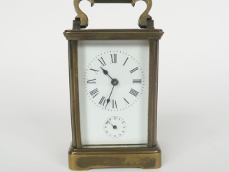 Vente aux enchères Pendulette d'officier 1900 en laiton, poignée mobile. Dim. 14,5 x 7,5 