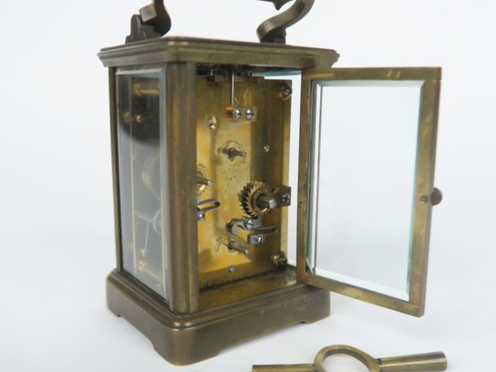 Pendulette d'officier 1900 en laiton, poignée mobile. Dim. 14,5 x 7,5 