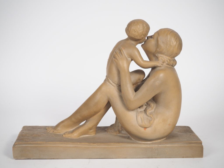 Sculpture de style Art Déco en terre cuite patinée brune, "jeune mère 