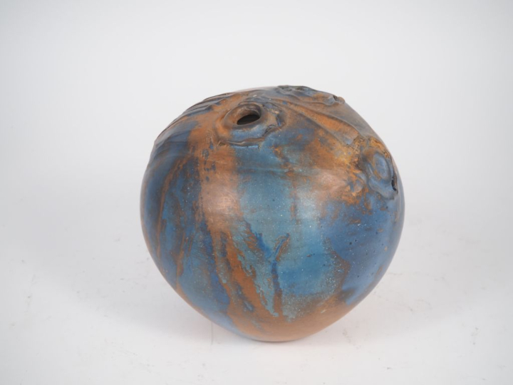 Vase boule en céramique moderne nuancée brune et bleue. Signé. H. 22 c