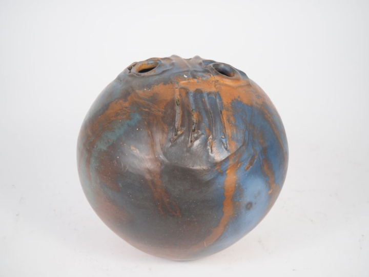 Vase boule en céramique moderne nuancée brune et bleue. Signé. H. 22 c