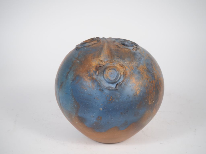 Vase boule en céramique moderne nuancée brune et bleue. Signé. H. 22 c