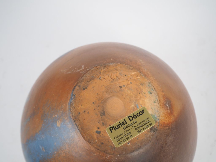 Vase boule en céramique moderne nuancée brune et bleue. Signé. H. 22 c