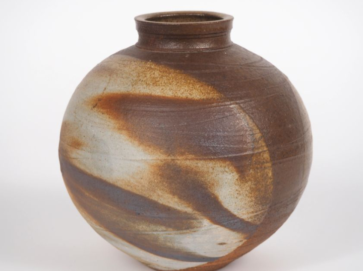 Vase boule en céramique moderne à décor nuancé brun Signé H. 18,5 cm.